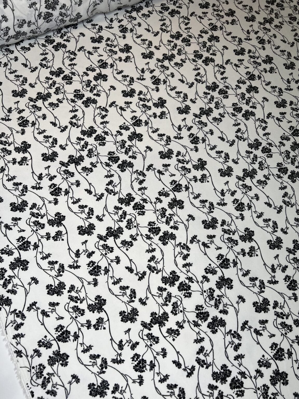 „Silky“ audinys krepo tekstūros „Floral Classic“