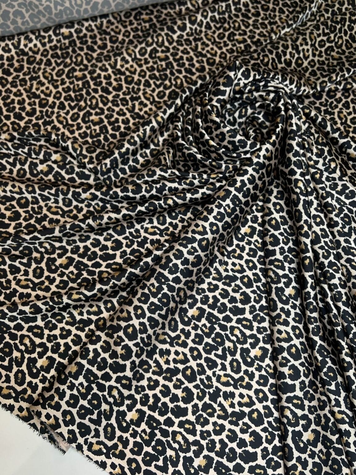 Armani šilkas (satinas) leopardo rašto