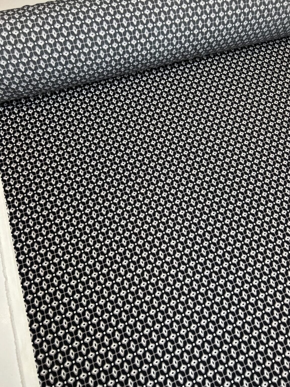 Geometrinio rašto suknelinis/kostiuminis audinys