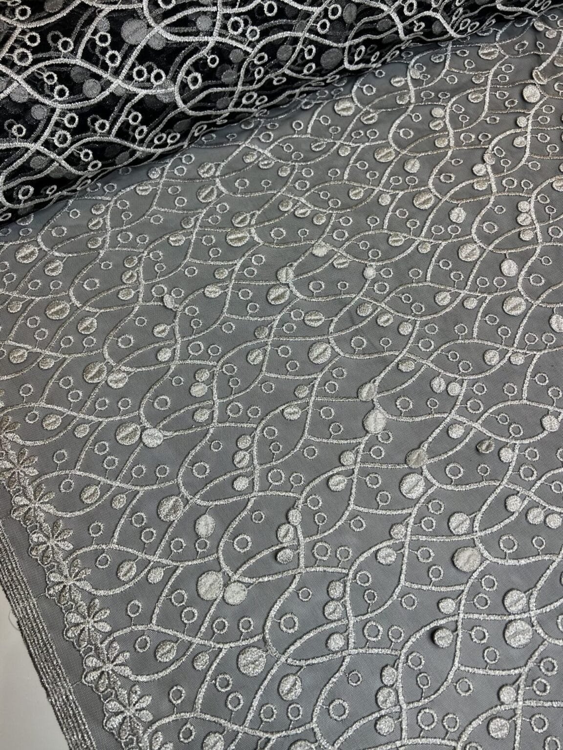 Prabangus vakarinis gipiūras su 3D aplikacijomis