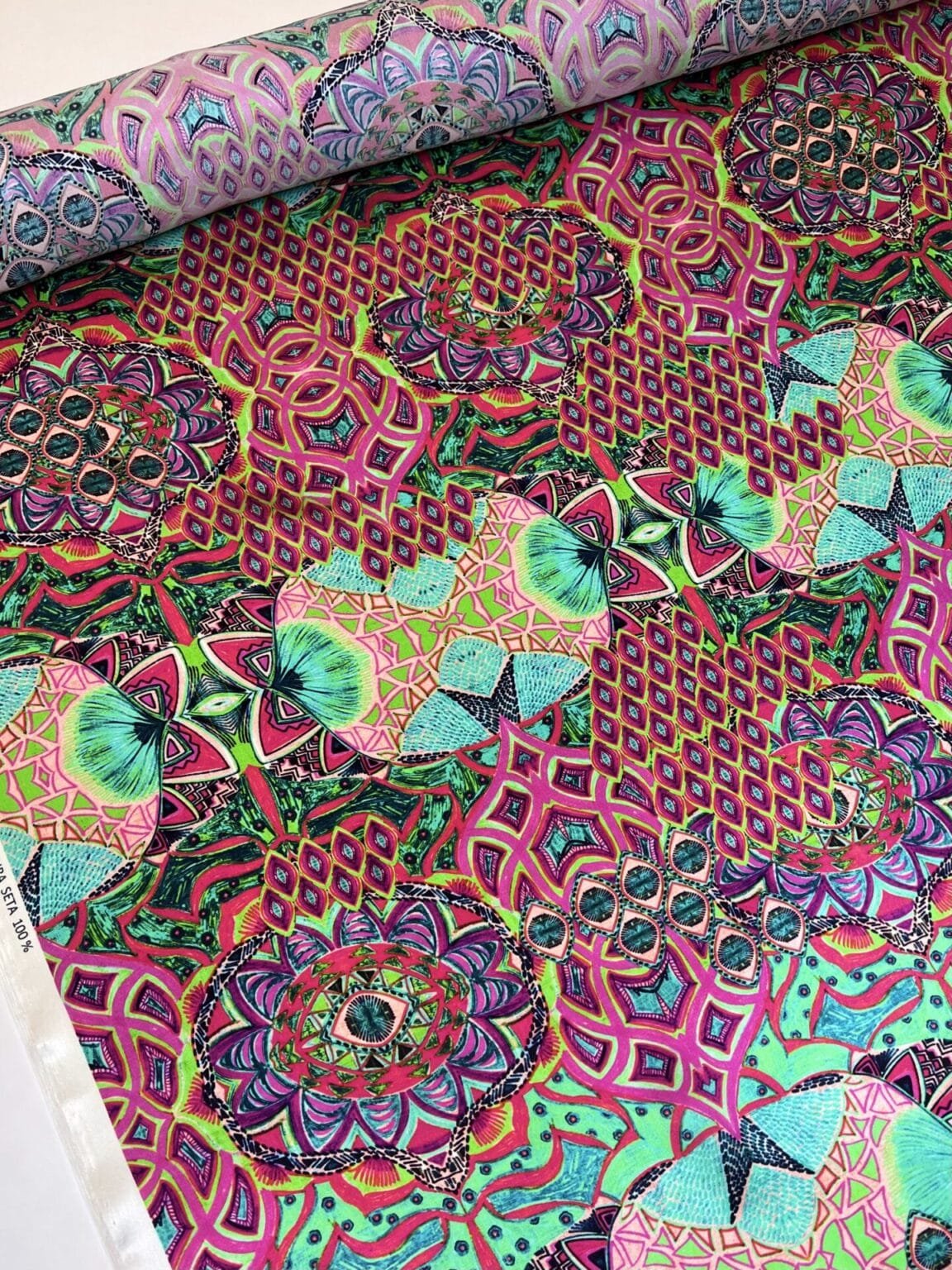 Itališkas satininis kolekcinis natūralus šilkas „Kaleidoskopas“