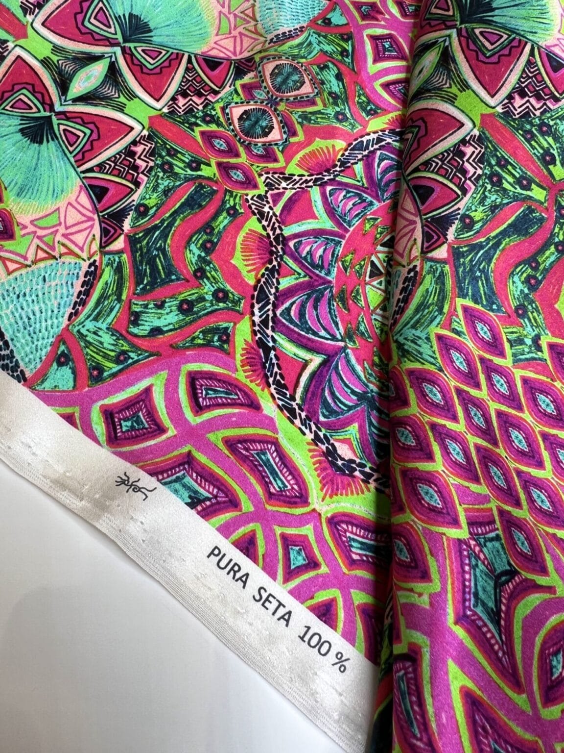 Itališkas satininis kolekcinis natūralus šilkas „Kaleidoskopas“