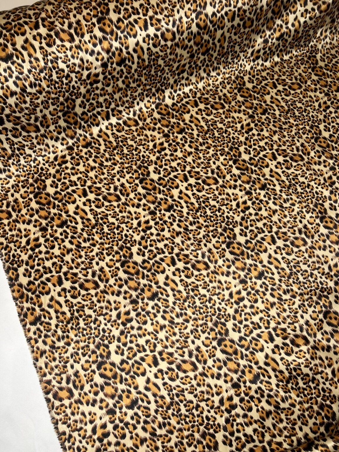 Storas satinas su elastanu leopardo rašto