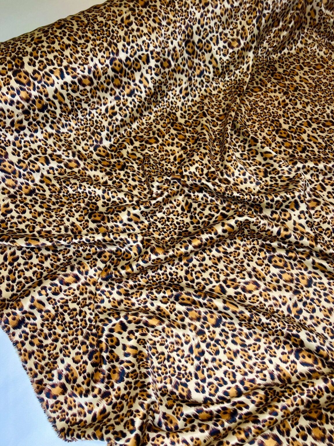 Storas satinas su elastanu leopardo rašto