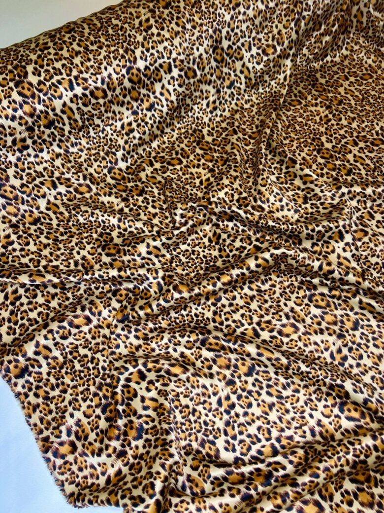Storas satinas su elastanu leopardo rašto
