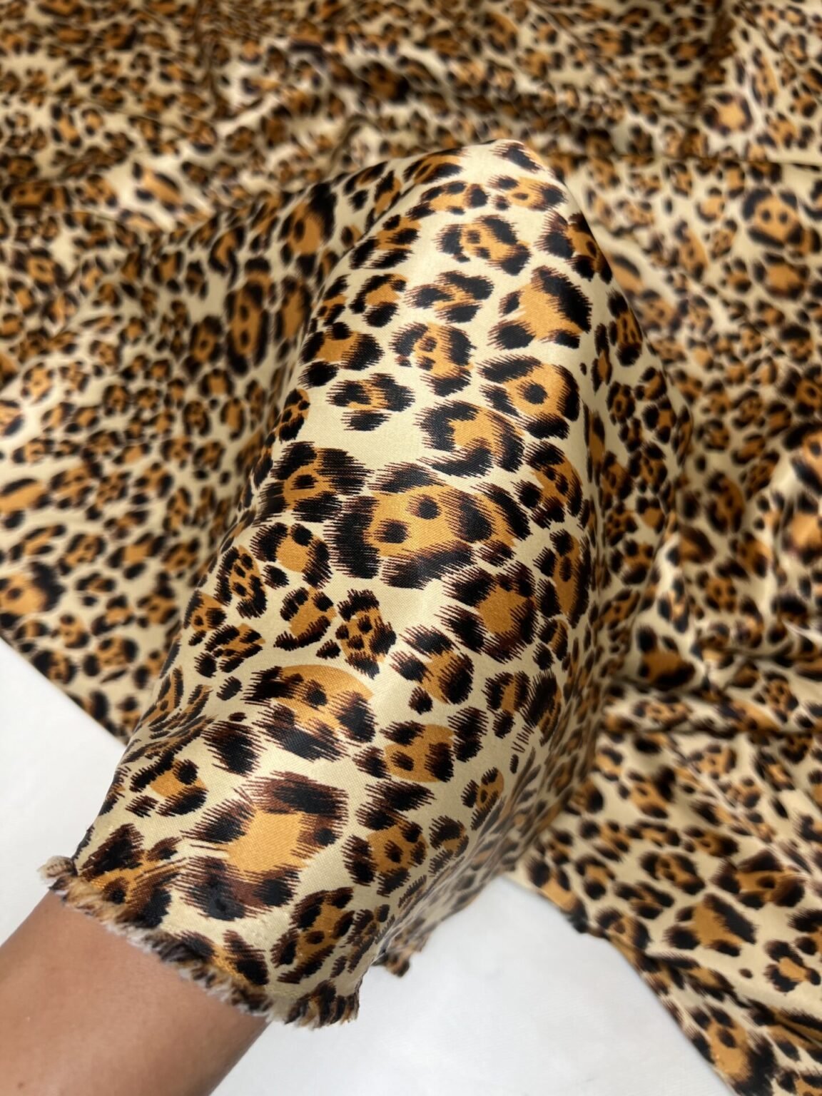 Storas satinas su elastanu leopardo rašto