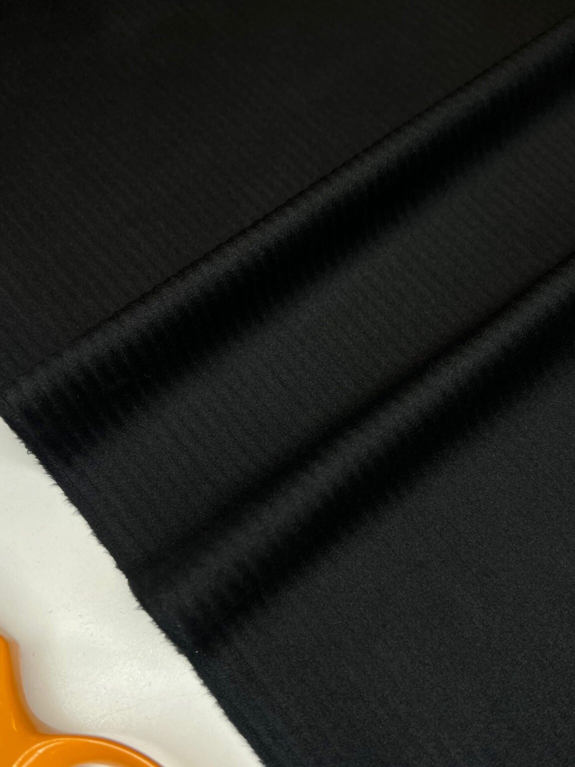 Velvetas su elastanu juodos spalvos