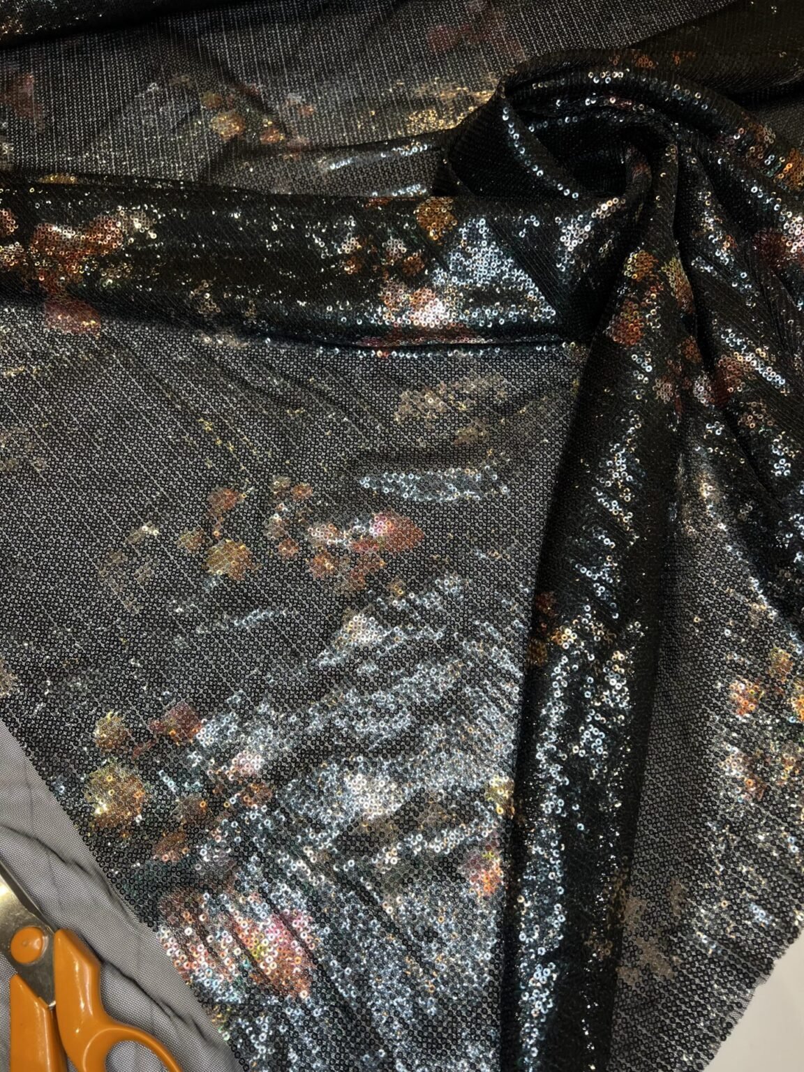 Audinys su žvyneliais MULTICOLOR
