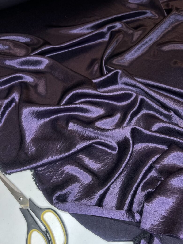Satinas tamsiai violetinės spalvos