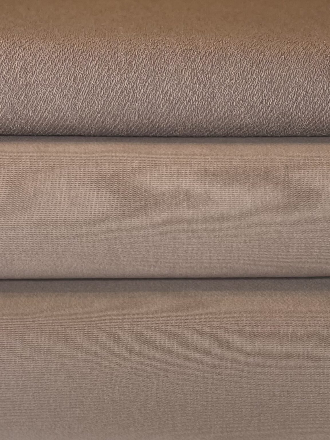 „Diagonal“ trisiūlis kilpinis trikotažas „Mocha Mousse“ spalvos (KD04)