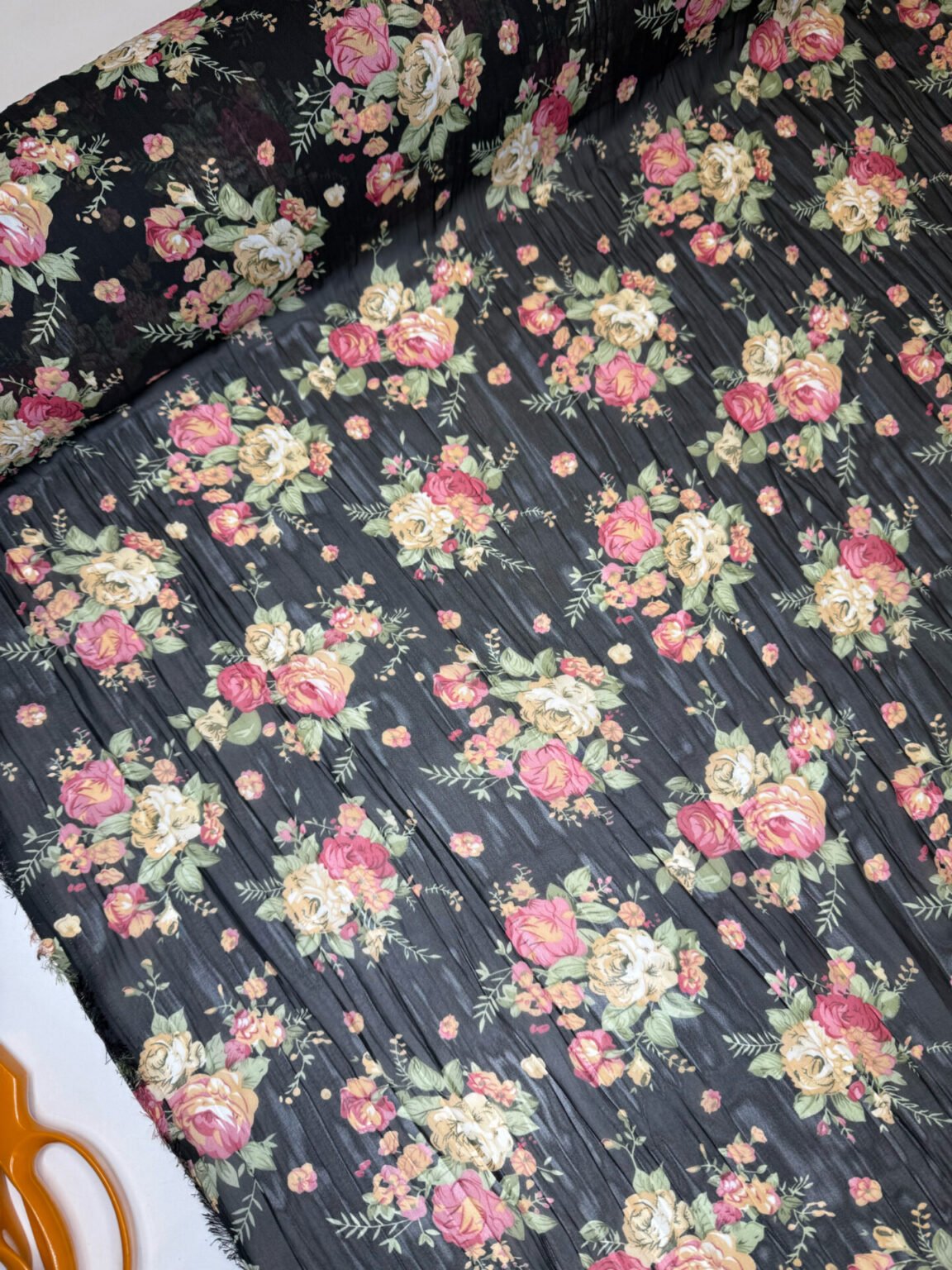 Plisuotas šifonas „Night Rose“