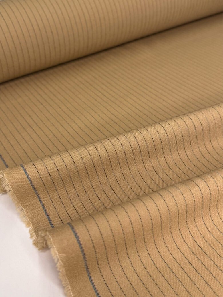 Itališkas „virgin wool“ kostiuminis audinys šviesiai rudos (kapučino) spalvos