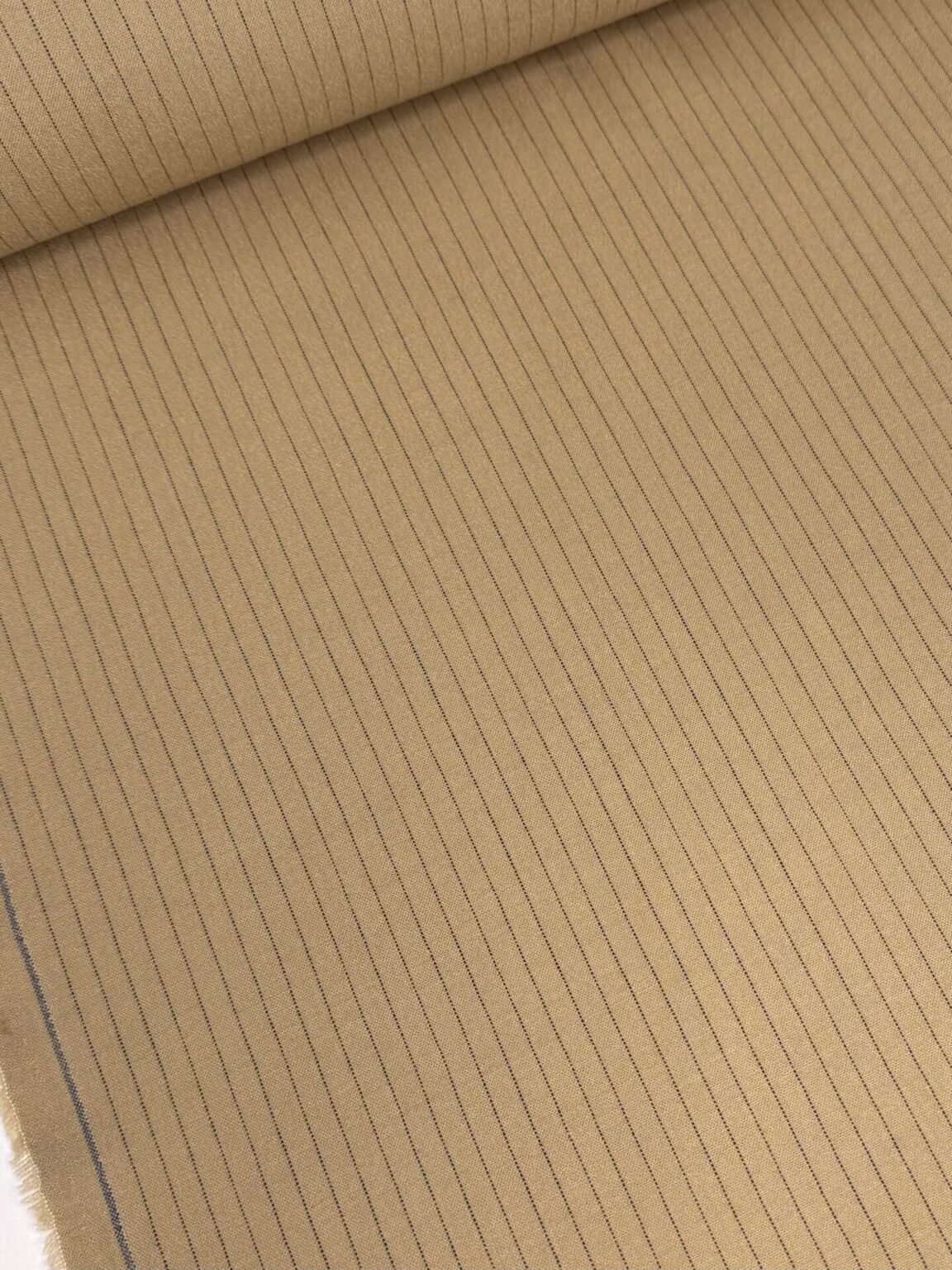 Itališkas „virgin wool“ kostiuminis audinys šviesiai rudos (kapučino) spalvos