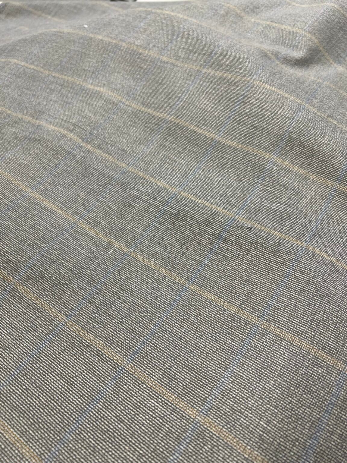 „HUGO BOSS“ kostiuminis audinys 072 (SU BROKU) (kaina už likutį 1.9 m)