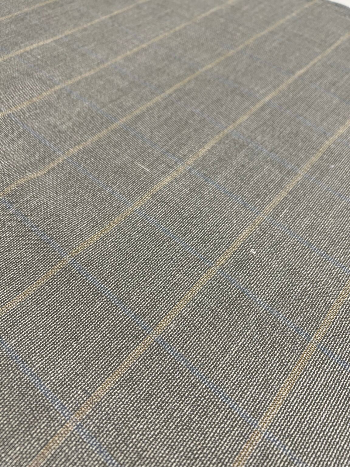„HUGO BOSS“ kostiuminis audinys 072 (SU BROKU) (kaina už likutį 1.9 m)