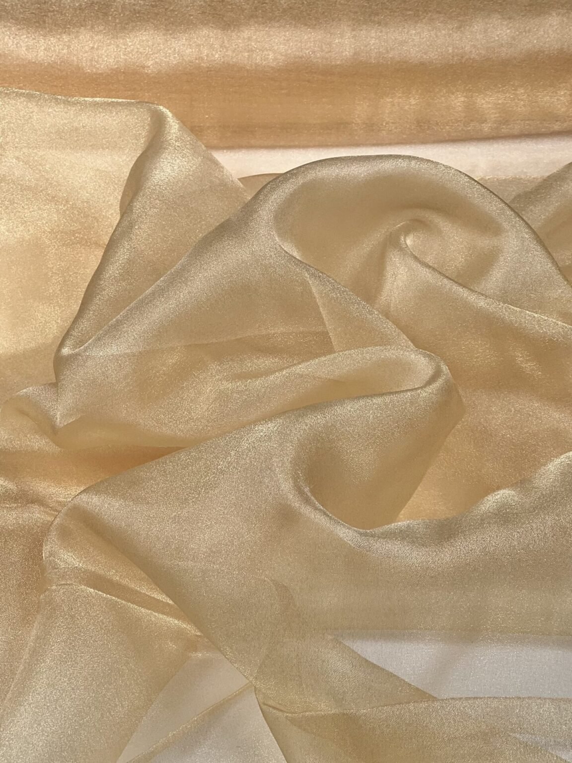 Organza pastelinės geltonos spalvos