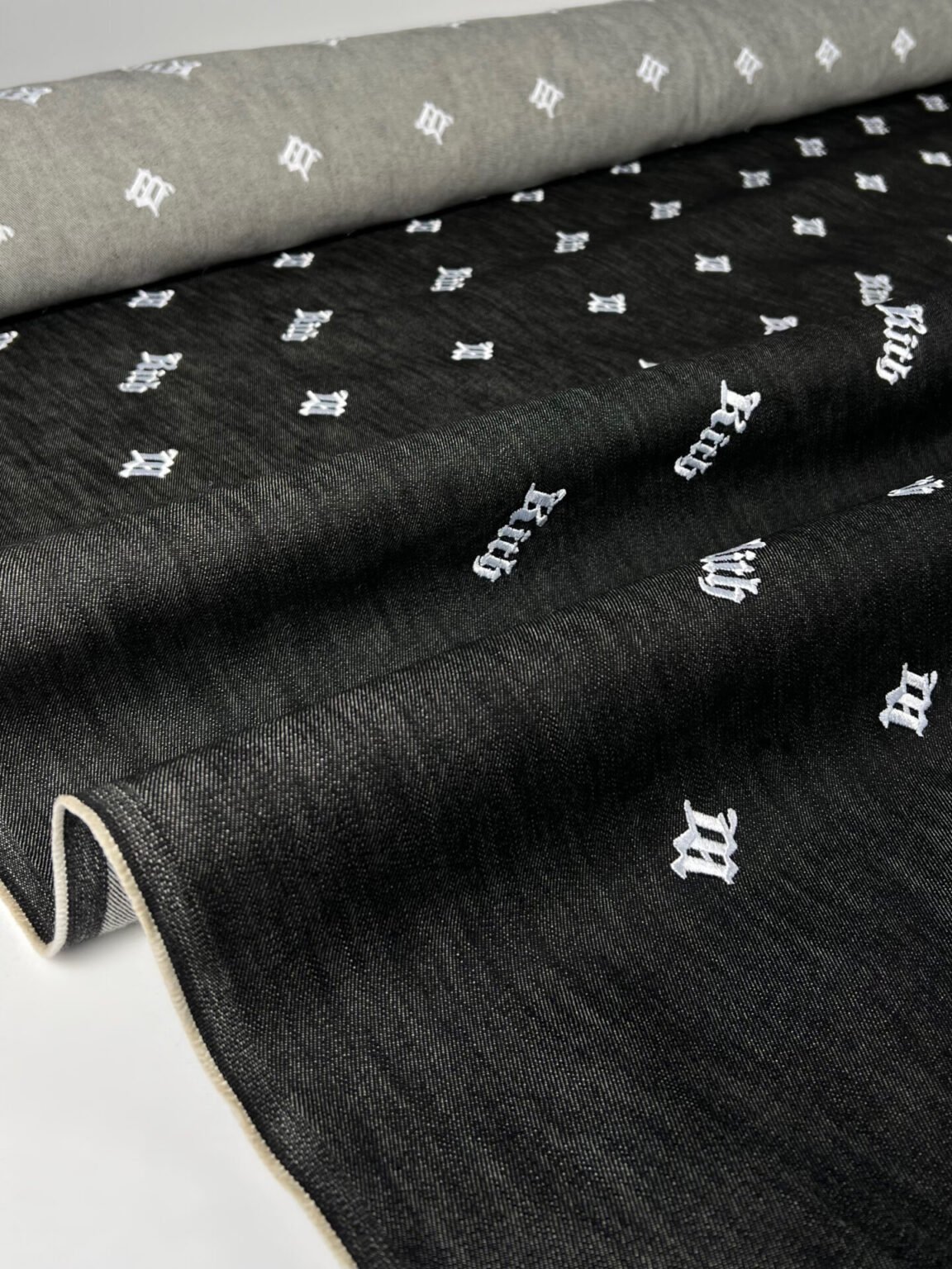 Autentiškas „Kith“ kolekcijos siuvinėtas standus džinsinis audinys „Dark Blue“ spalvos