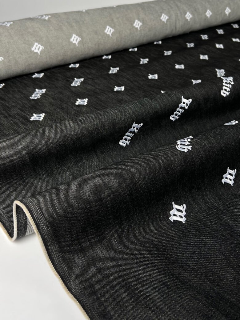 Autentiškas „Kith“ kolekcijos siuvinėtas standus džinsinis audinys „Dark Blue“ spalvos