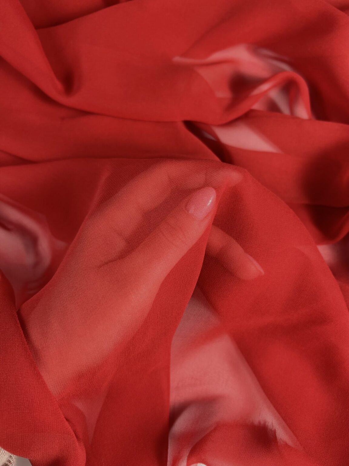 Itališkas kolekcinis šifoninis vienspalvis šilkas „Red Rose“ spalvos