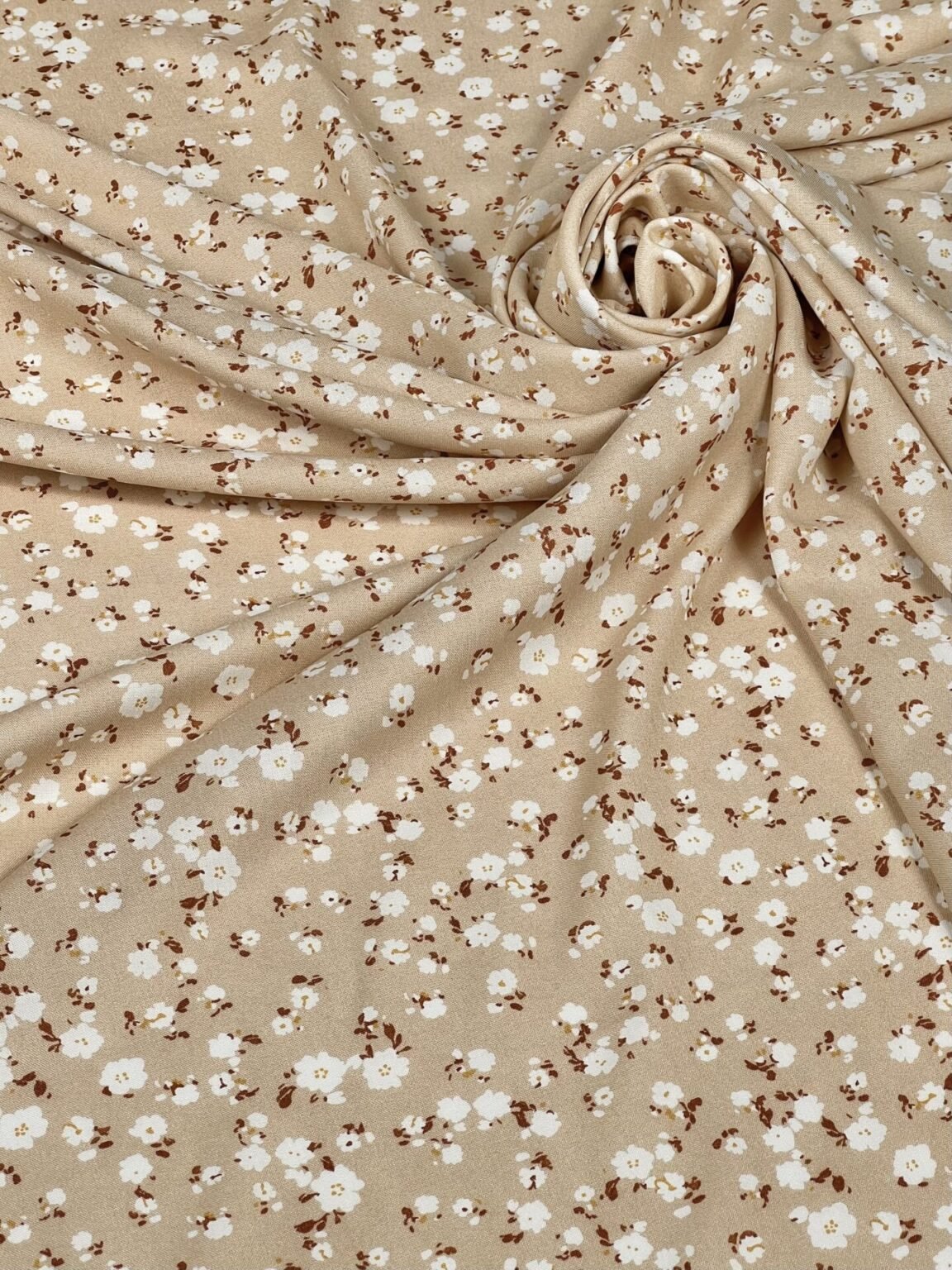 Lengvas viskozės audinys „Sakura Beige“ dizaino