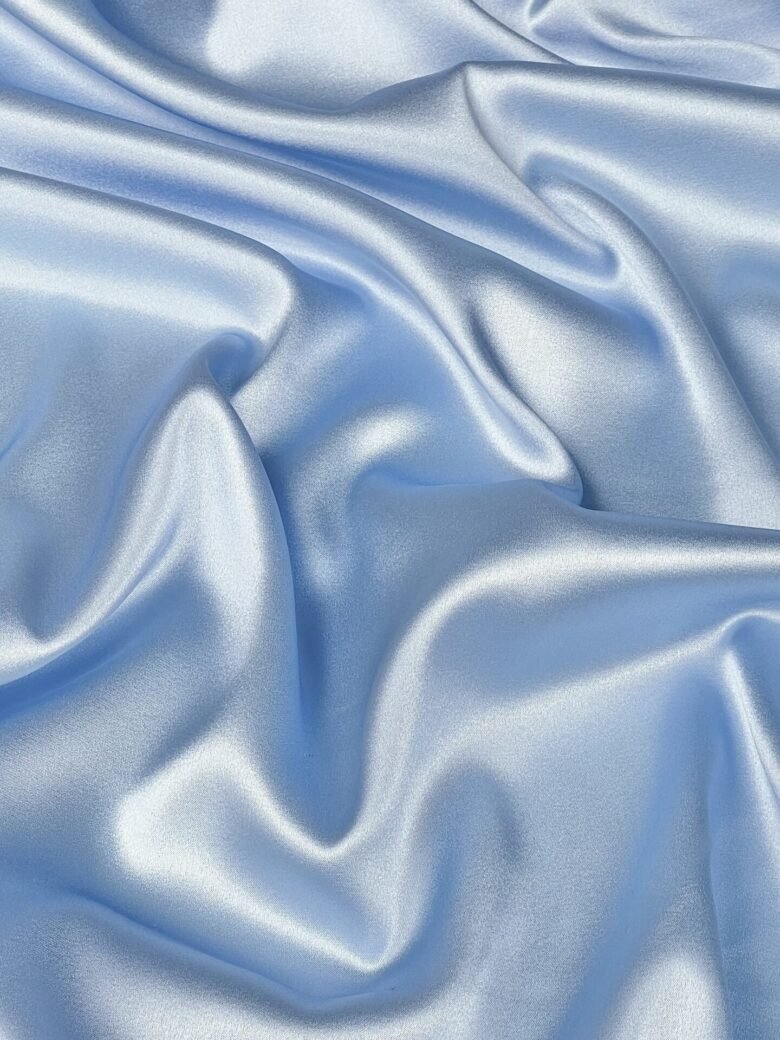 Itališkas kolekcinis satininis vienspalvis šilkas su elastanu „Baby Blue“ spalvos