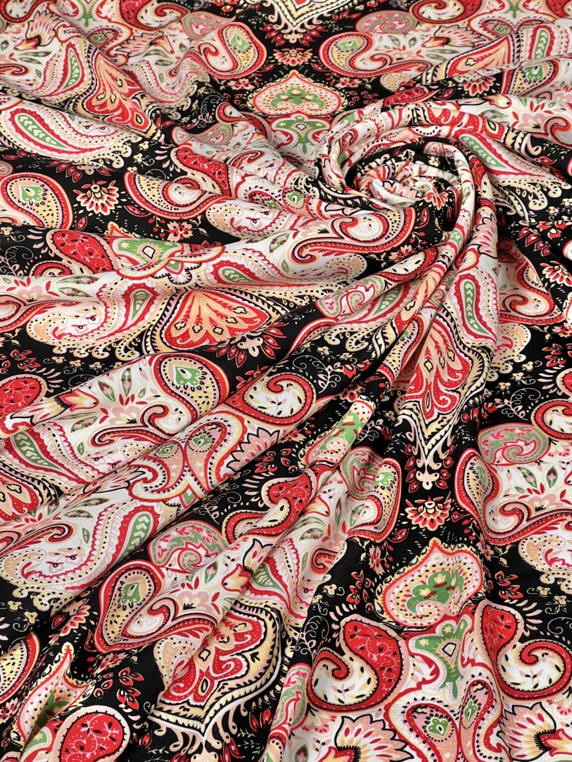Suknelinis viskozės audinys „Bright Paisley“