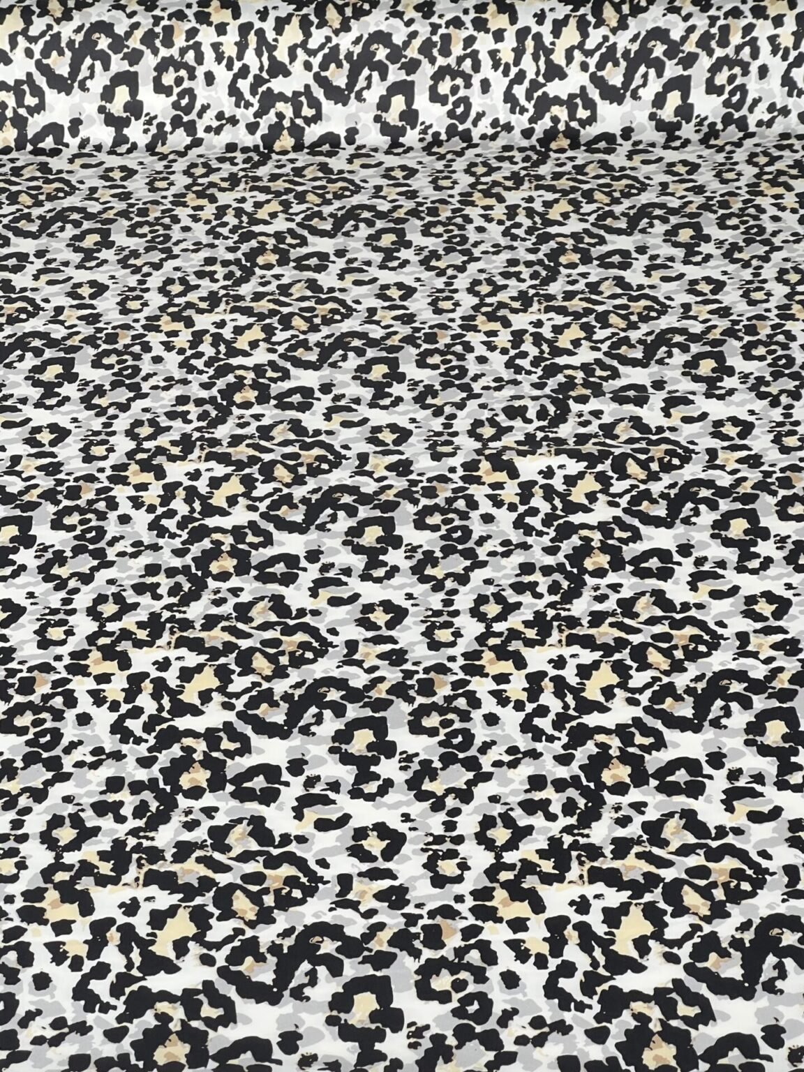 Armani šilkas (satinas) „Silver Leopard“