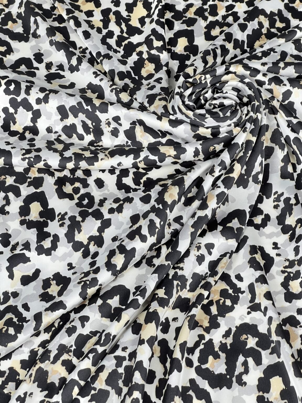Armani šilkas (satinas) „Silver Leopard“