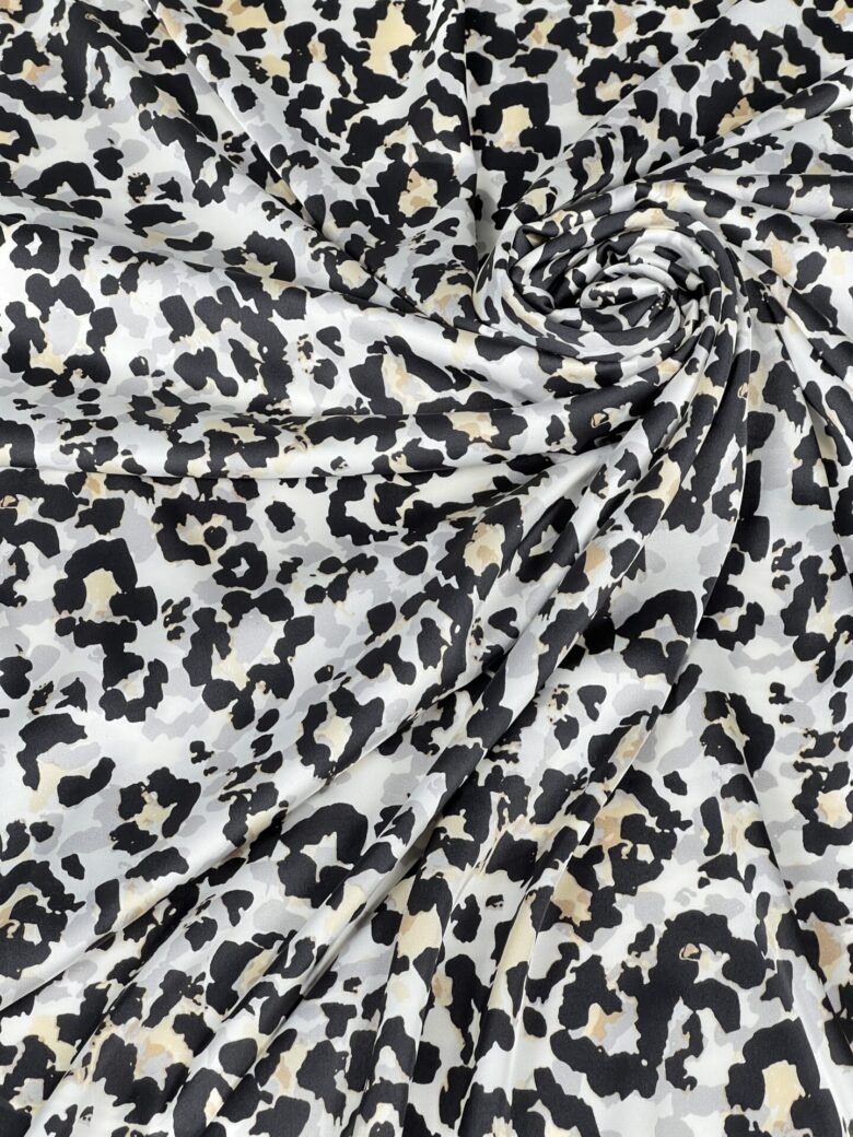 Armani šilkas (satinas) „Silver Leopard“