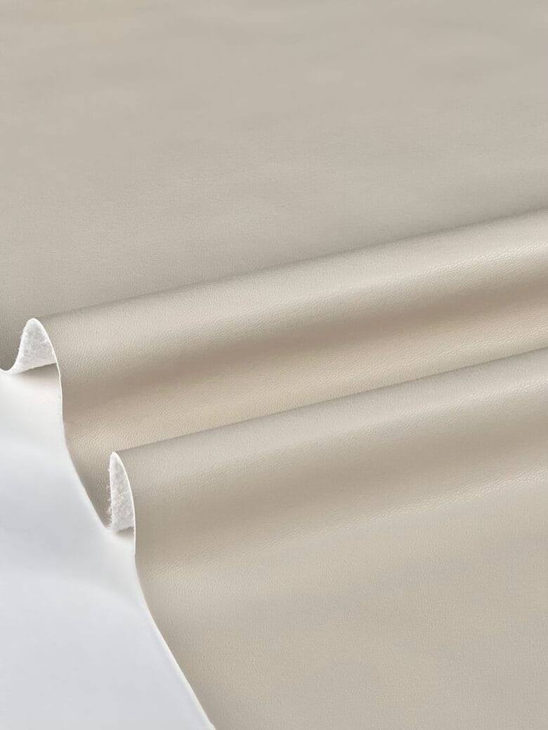ECO oda ant zomšinio pagrindo „Light Beige“ spalvos (kaina už likutį 1 m)