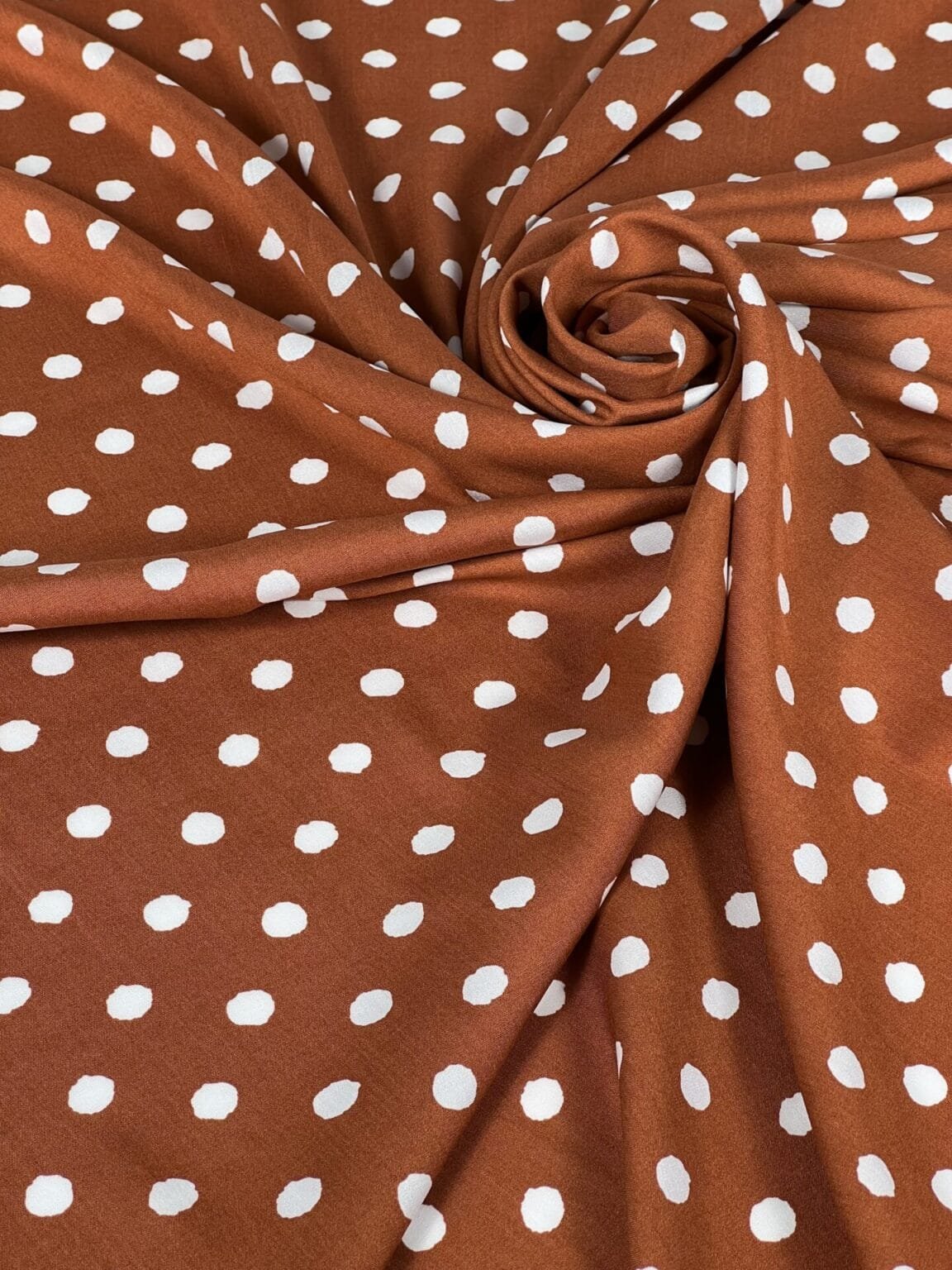 Suknelinis viskozės audinys taškeliais „Warna Terracotta“ spalvos