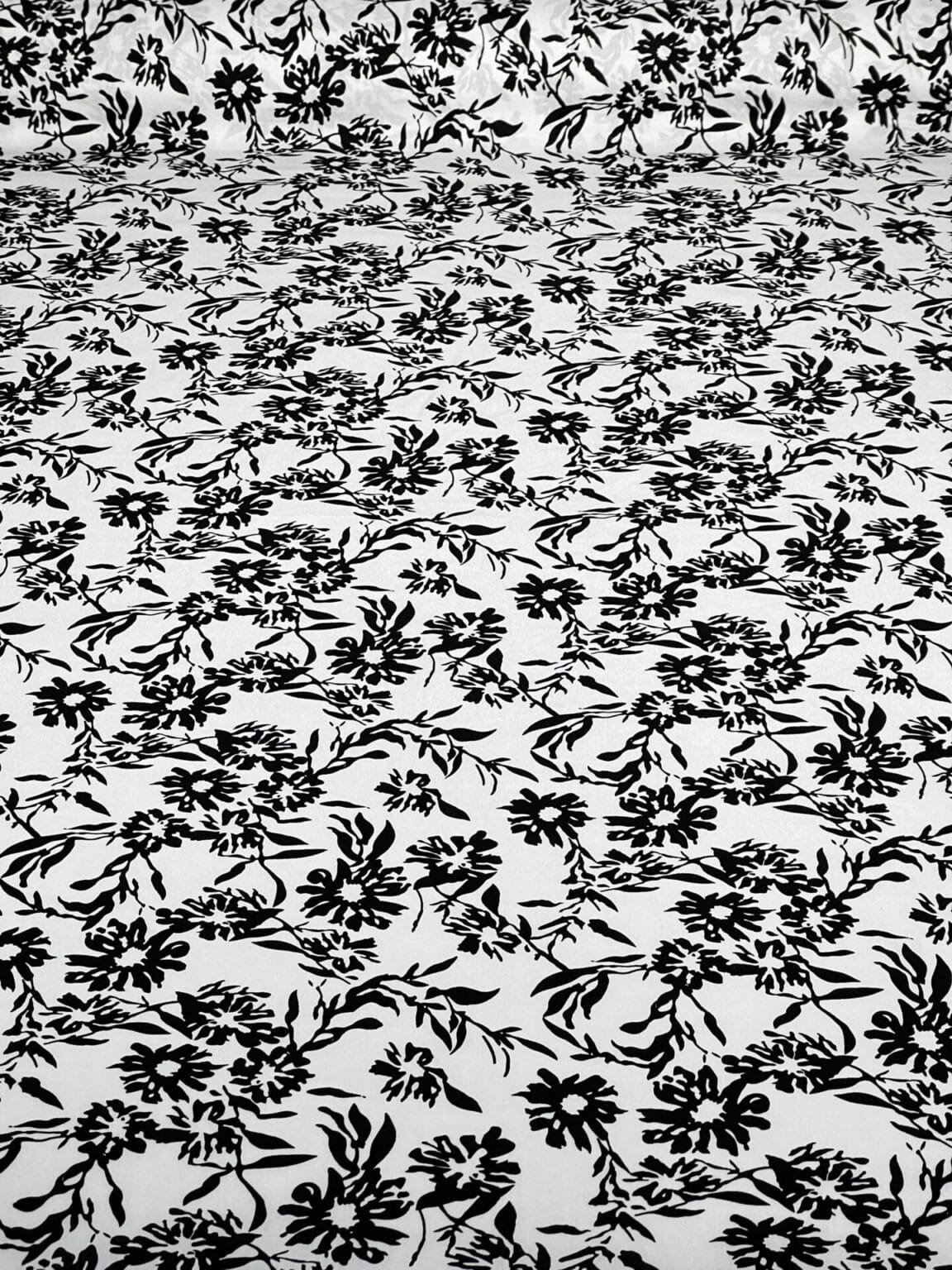 Suknelinis viskozės audinys „Dark Flowers“