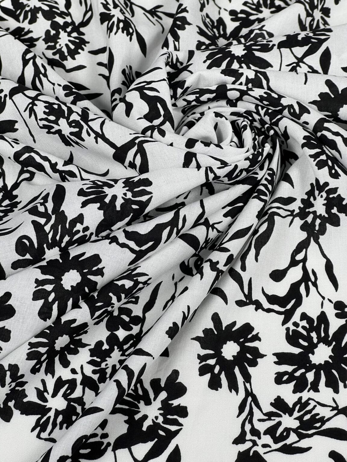 Suknelinis viskozės audinys „Dark Flowers“