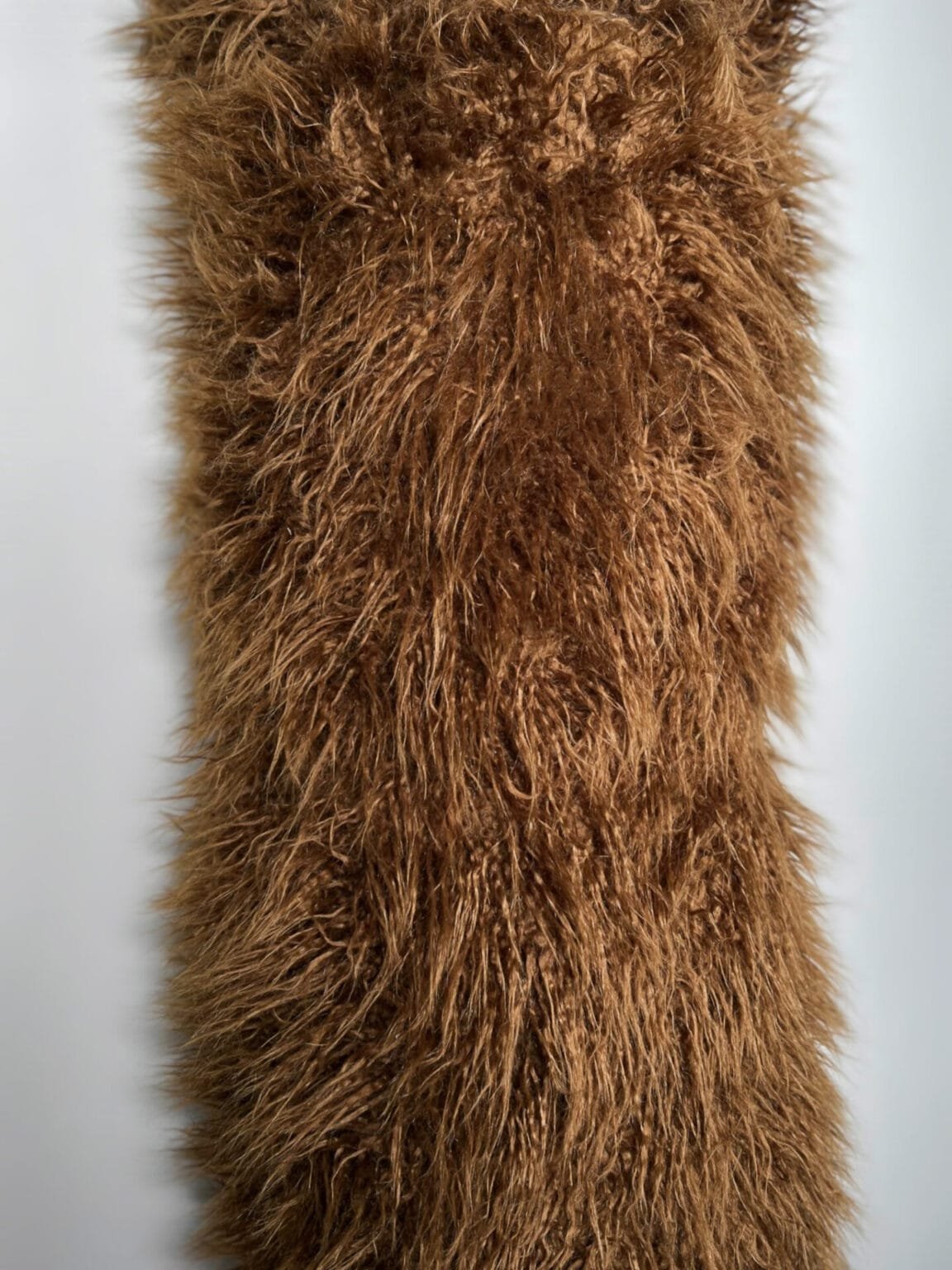 Ilgo plauko „Lama“ paltinis audinys šviesiai rudos spalvos (dirbtinis kailis) (kaina už likutį 3.8 m) (SU BROKU)