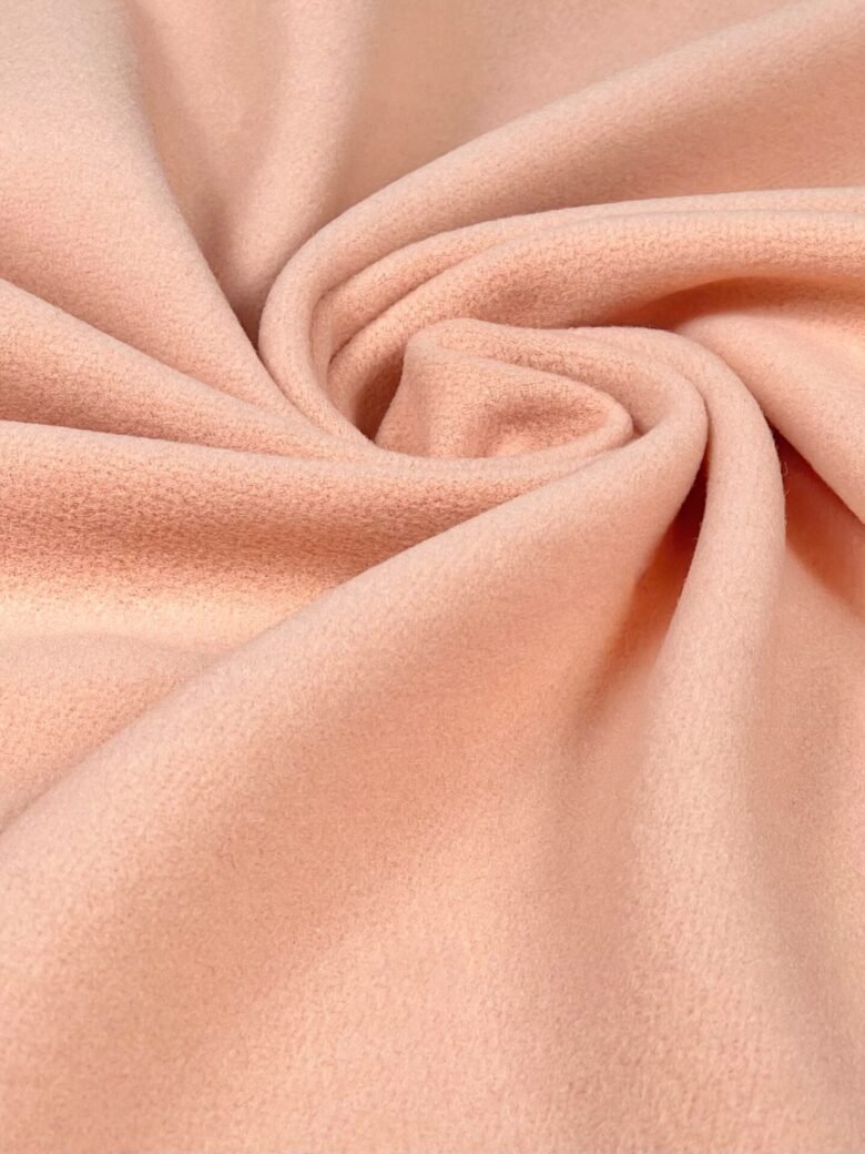 Itališkas paltinis „Virgin“ vilnos audinys veliūrinio paviršiaus „Light Peach“ (SU BROKU)