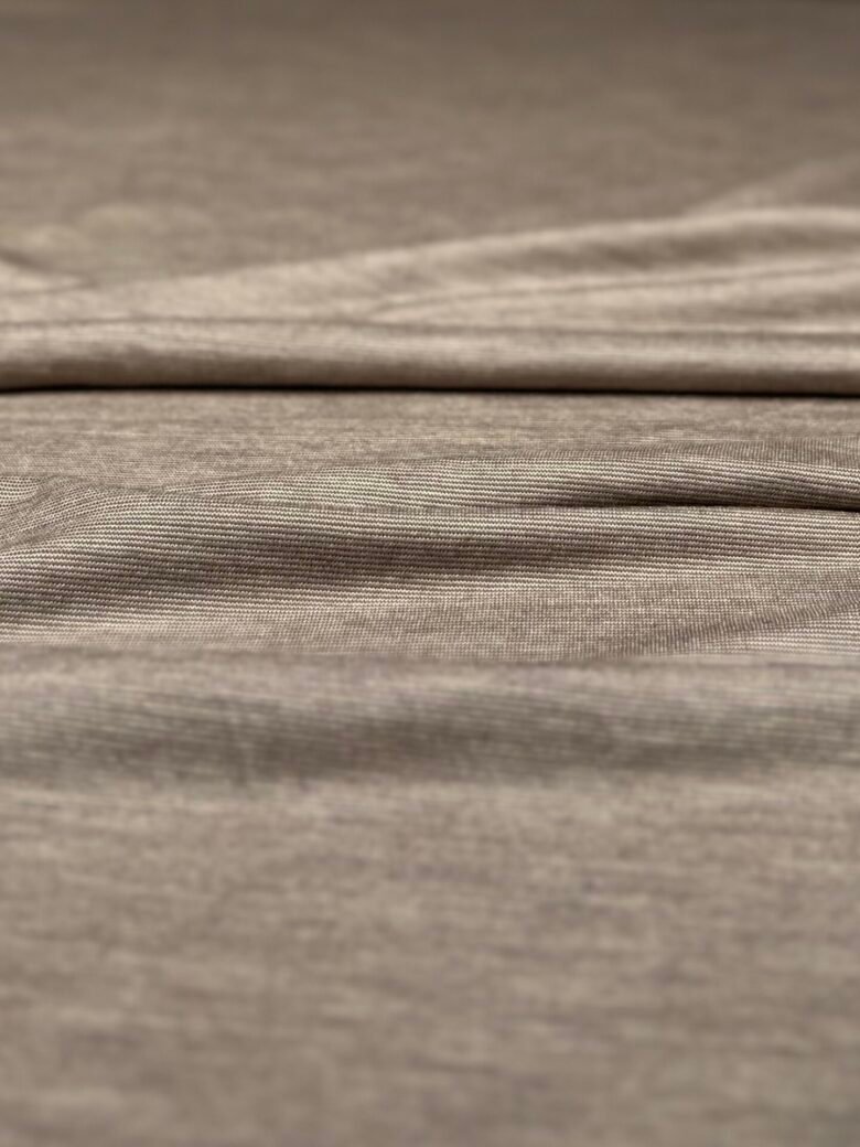 Merino vilnos ir liocelio elastingas trikotažas (premium kokybė) smulkių dryželių rašto „Kakavos Pudra“ 022