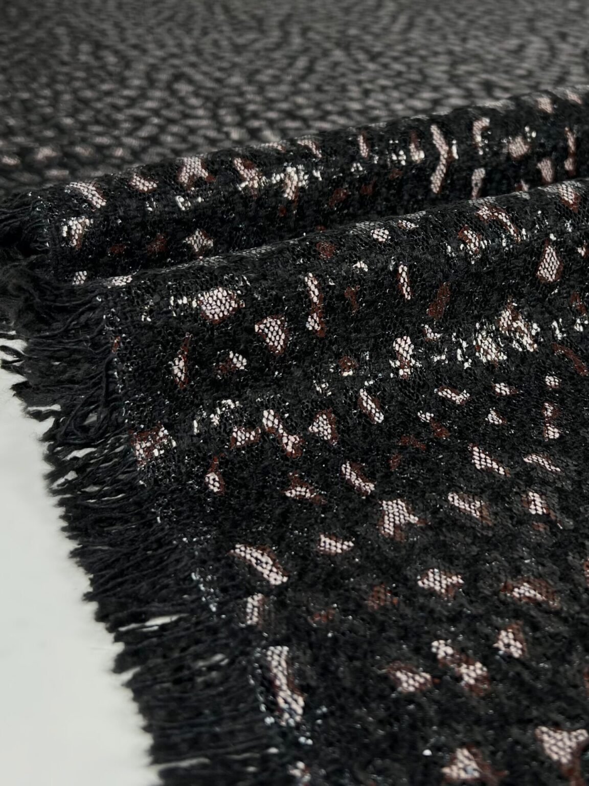 Blizgus viskozės tvidas „Leopardo“ rašto