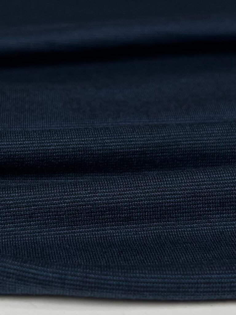 Merino vilnos ir liocelio elastingas trikotažas (premium kokybė) smulkių dryželių rašto tamsiai mėlynos spalvos 066