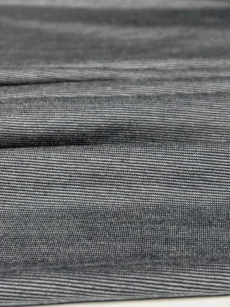 Merino vilnos ir liocelio elastingas trikotažas (premium kokybė) smulkių dryželių rašto pilkos spalvos 096