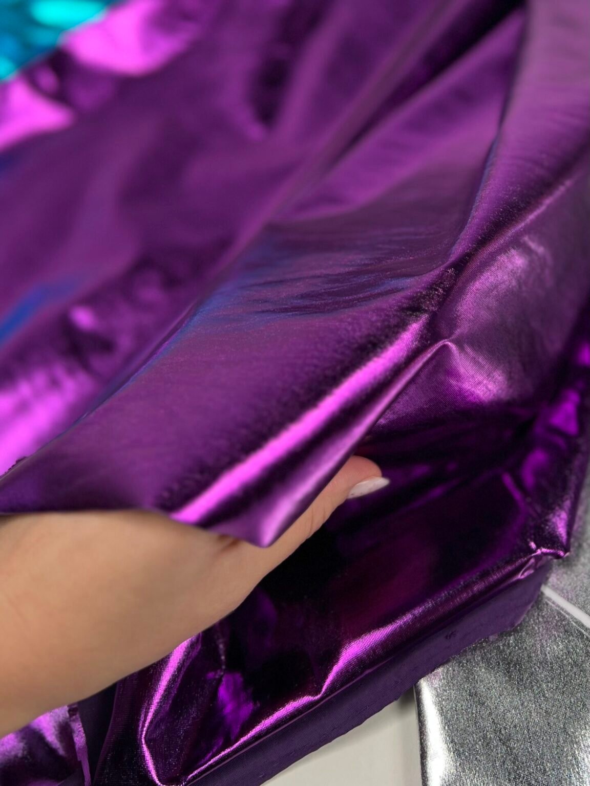 Blizgus trikotažinis LAMA audinys su elastanu violetinės spalvos