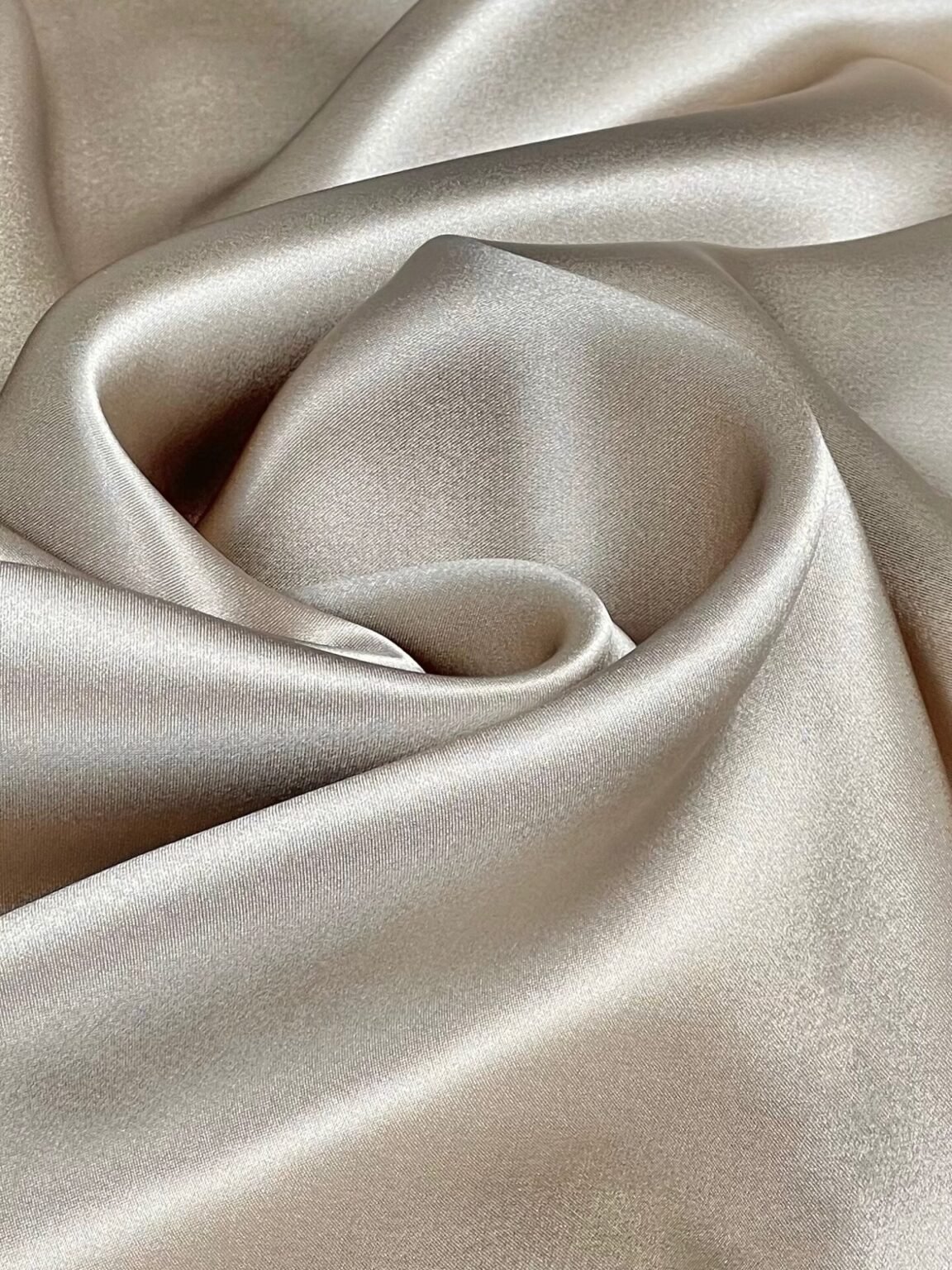 Itališkas kolekcinis satininis vienspalvis šilkas „Beige“ spalvos
