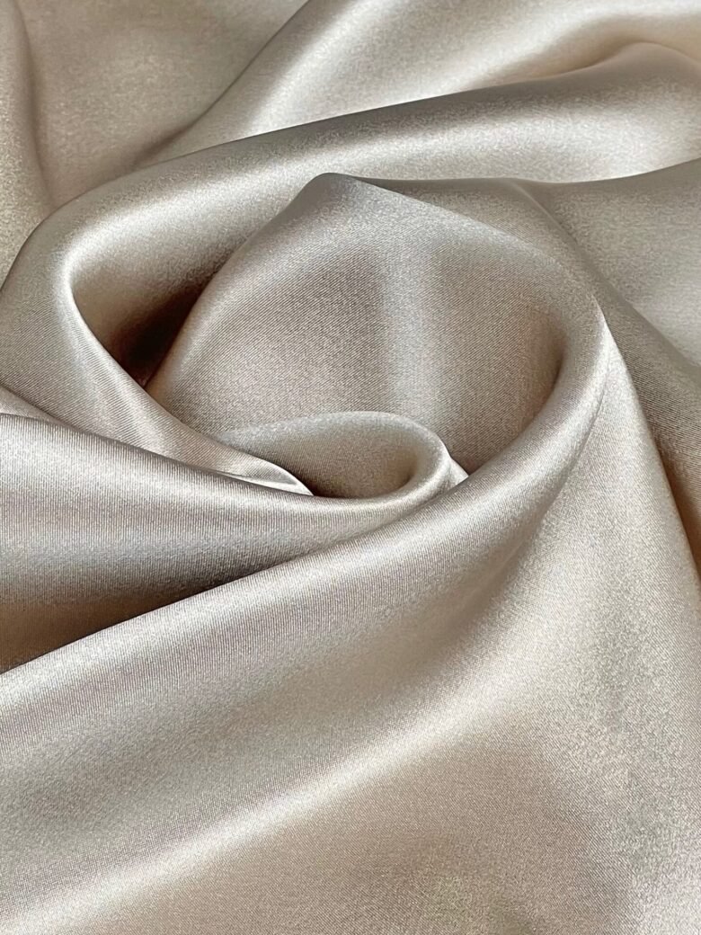 Itališkas kolekcinis satininis vienspalvis šilkas „Beige“ spalvos