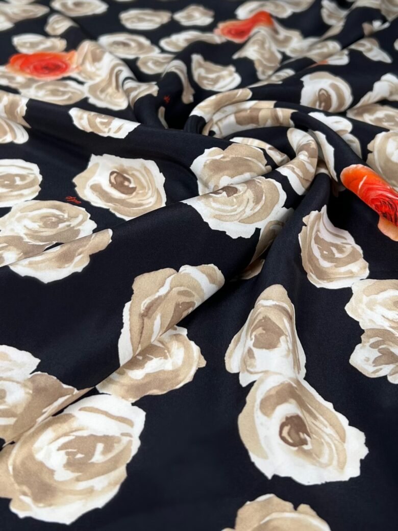 Itališkas kolekcinis satininis šilkas su unikaliu dizainu „Roses“