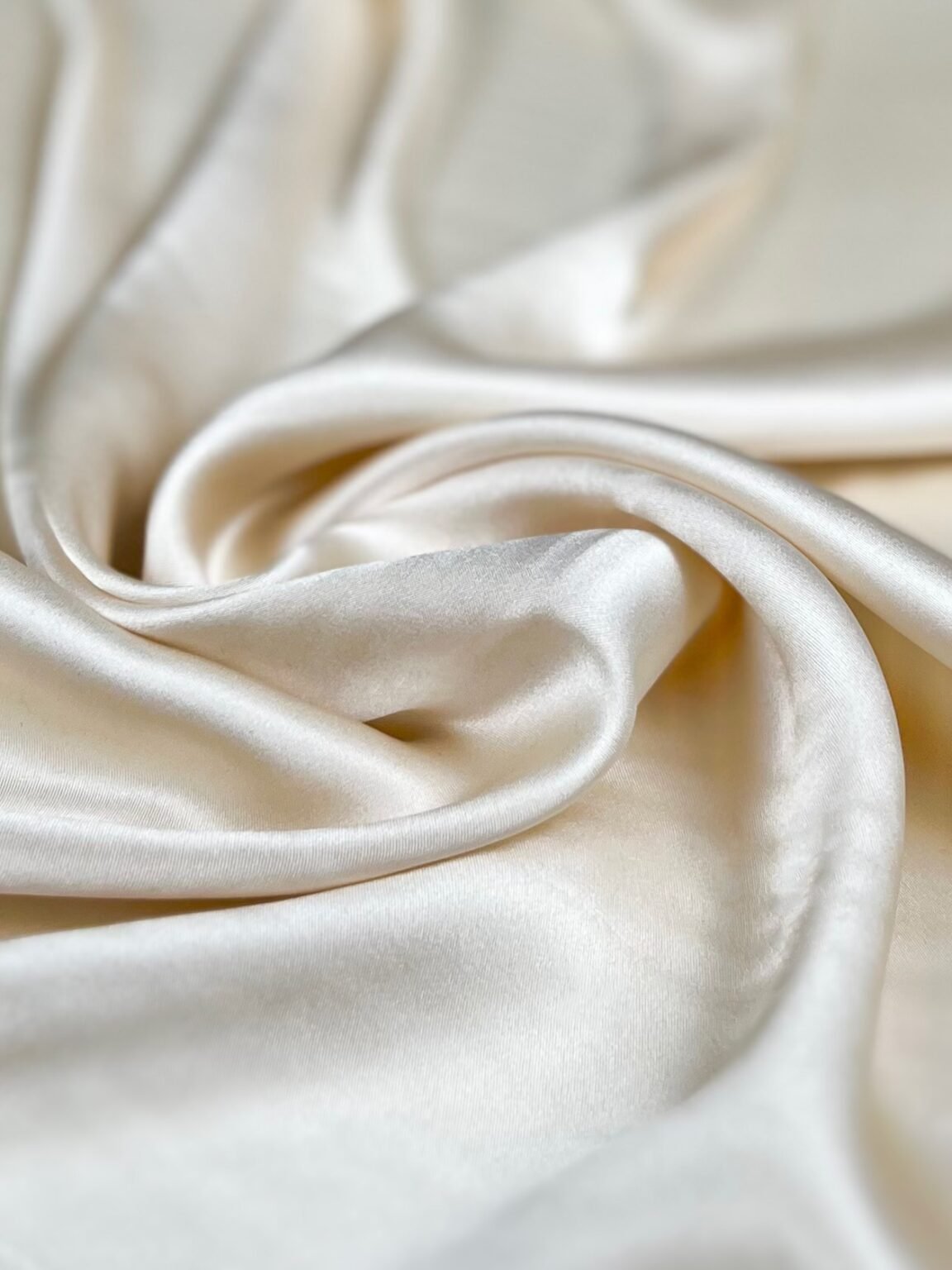 Itališkas kolekcinis satininis vienspalvis šilkas „Natural Beige“ spalvos