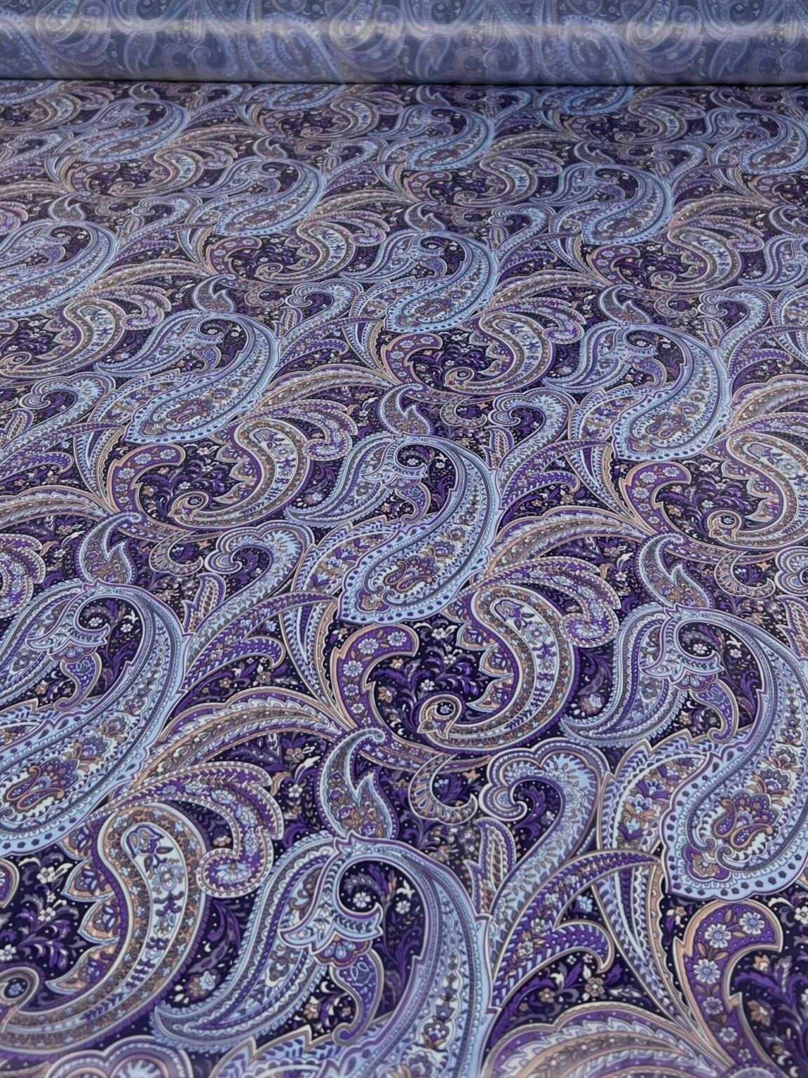 Pamušalinis audinys su dizainu „Violet Paisley“
