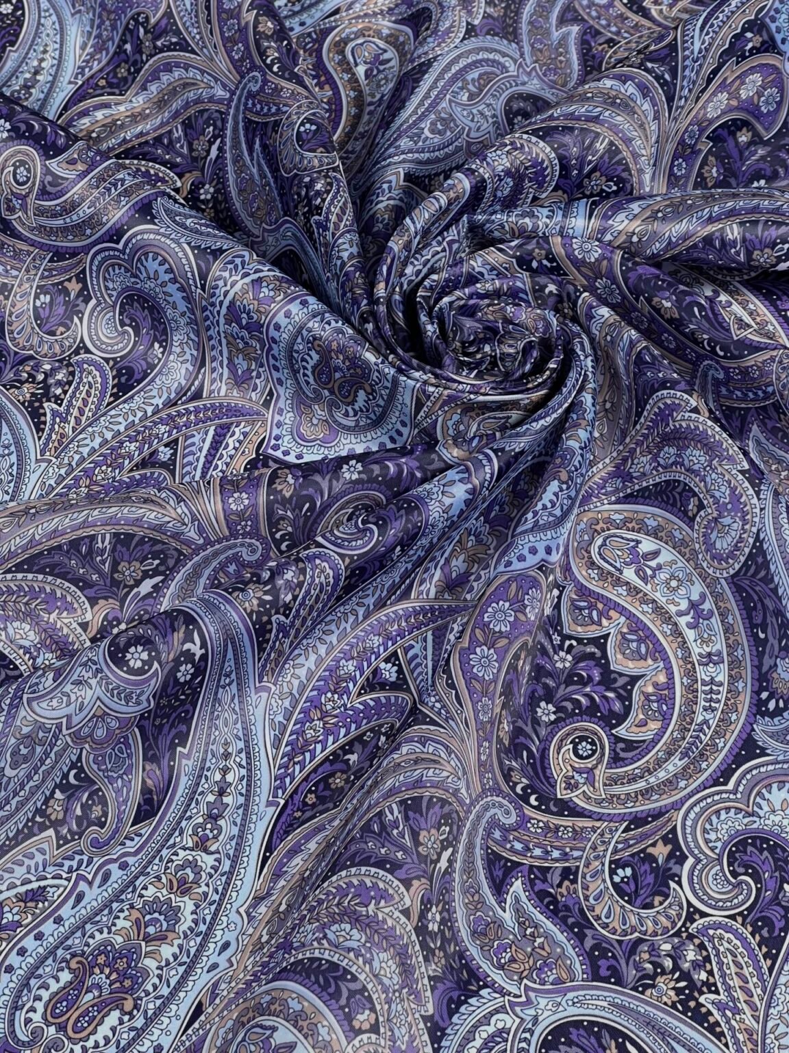 Pamušalinis audinys su dizainu „Violet Paisley“