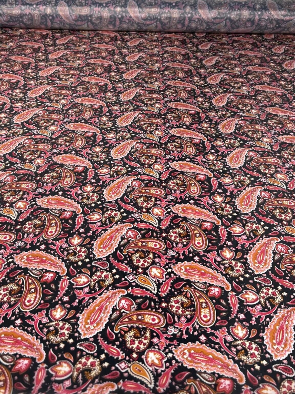 Pamušalinis audinys su dizainu „Dark Paisley“