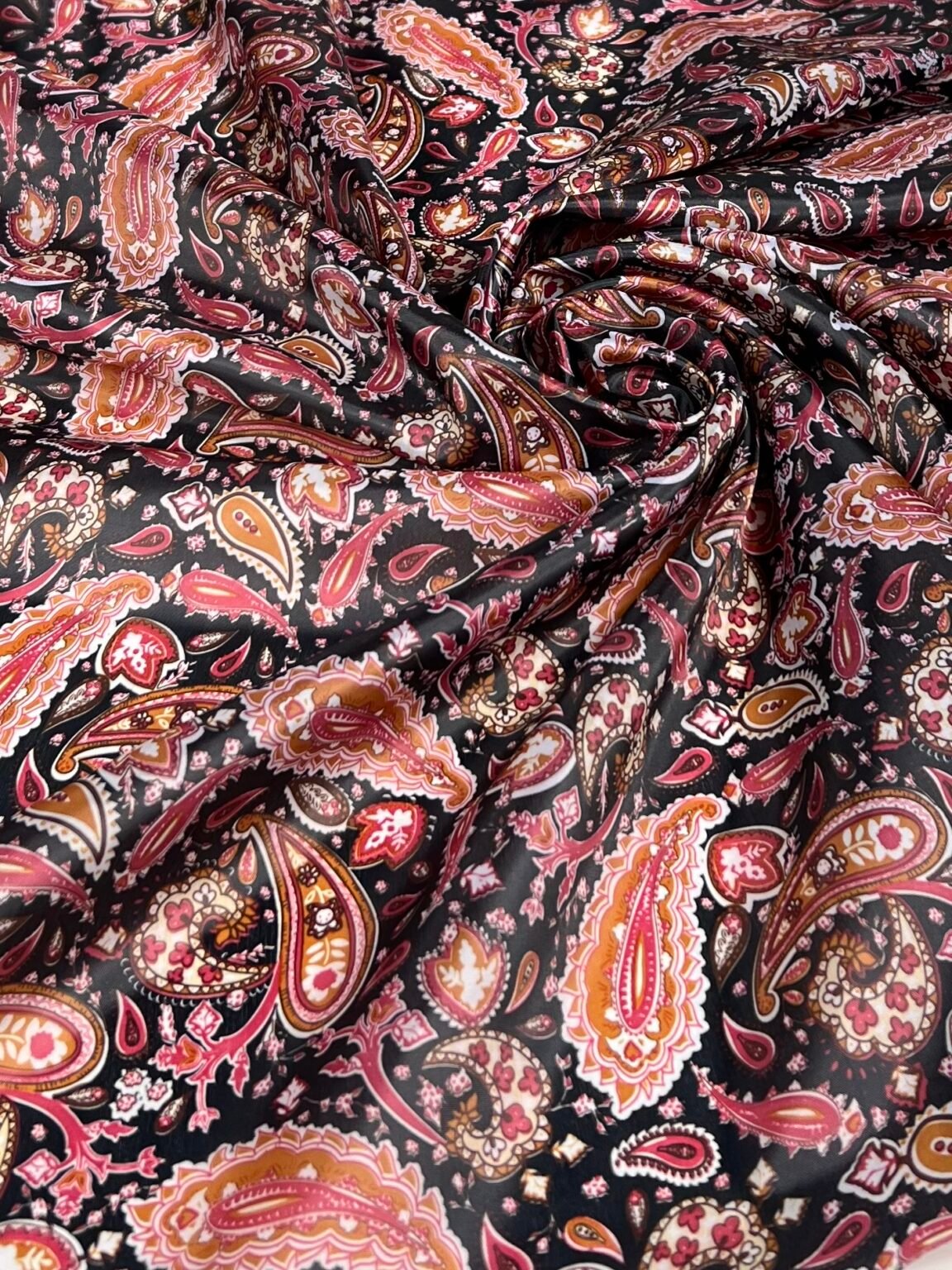 Pamušalinis audinys su dizainu „Dark Paisley“