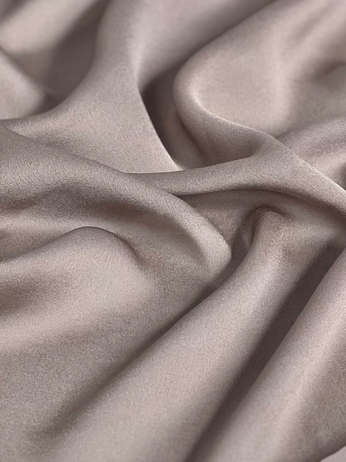 Vienspalvis natūralaus šilko krep-satinas su elastanu „Light Cappuccino“
