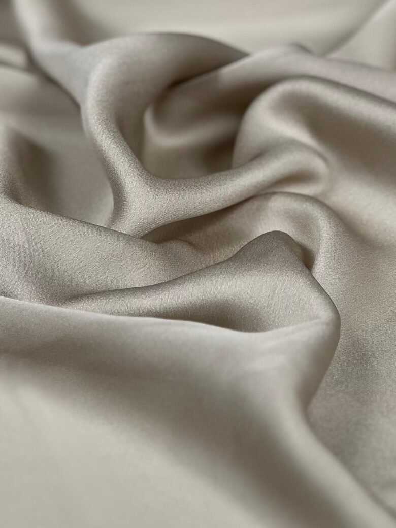 Однотонный сатиновый шелковый шифон с эластаном «Cream Grey»